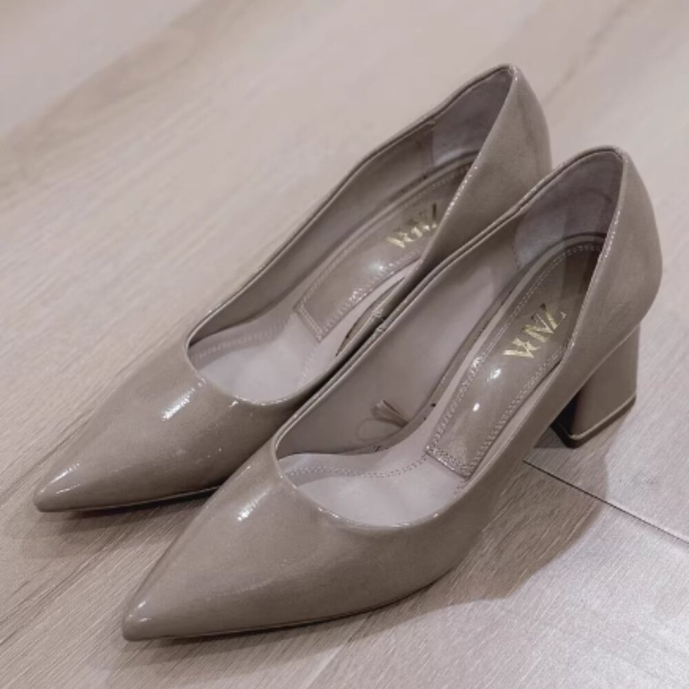 Pointed toe design, 6cm square heel Patent leather with a high gloss finish